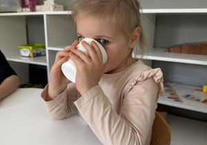 dzieci poznają smaki owoców