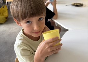 dzieci poznają smaki owoców