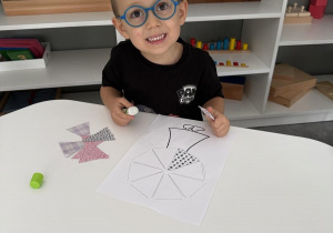 dzieci podczas wykonywania jesiennej pracy plastycznej "parasole"