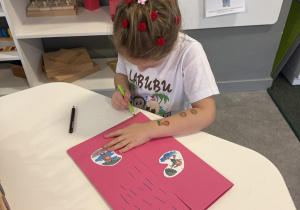 dzieci wykonują lapbook o jesiennej pogodzie