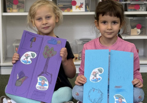 dzieci wykonują lapbook o jesiennej pogodzie