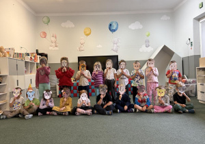 Dzień Kundelka- dzieci z pokolorowanymi maskami psów