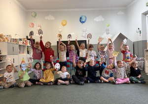 Dzień Kundelka- dzieci z pokolorowanymi maskami psów