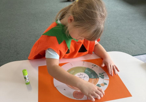 Dzień Dyni- dzieci układają cykl rozwoju dyni