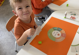 Dzień Dyni- dzieci układają cykl rozwoju dyni