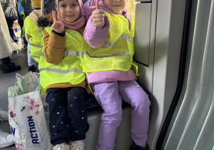 dzieci w drodze na zajęcia Judo