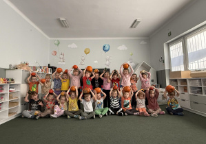 Dzień Dyni- dzieci pozują z dyniami