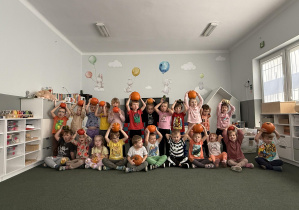 Dzień Dyni- dzieci pozują z dyniami