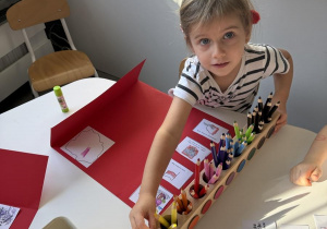 Mali patrioci- dzieci wykonują lapbook o Polsce