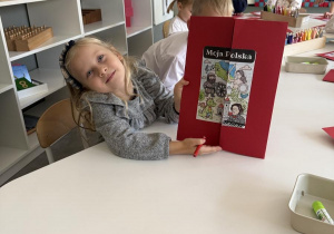 Mali patrioci- dzieci wykonują lapbook o Polsce