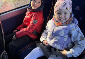 dzieci w autokarze w drodze do Baśniowej Kawiarenki