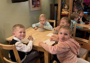 dzieci przy stolikach w Baśniowej Kawiarence