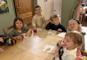 dzieci przy stolikach w Baśniowej Kawiarence