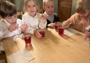 dzieci przy stolikach w Baśniowej Kawiarence