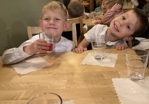 dzieci przy stolikach w Baśniowej Kawiarence