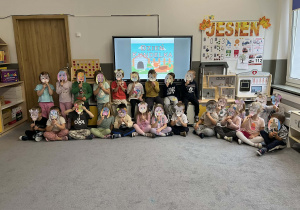 Zdjęcie grupowe dzieci w maskach z pieskami