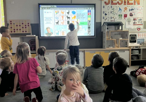 Dzieci podczas rozwiązywania zagadek na tablicy interaktywnej