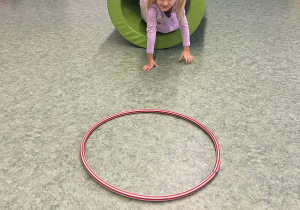 Dzieci podczas zabaw ruchowych na sali gimnastycznej