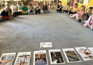 Dzieci podczas zajęć poznają drogę listu