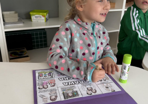 dzieci wyklejają i kolorują książeczkę o prawach dziecka