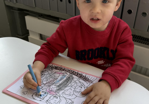 dzieci wyklejają i kolorują książeczkę o prawach dziecka