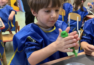dzieci podczas warsztatów sensorycznych EKSPERCI SLIME