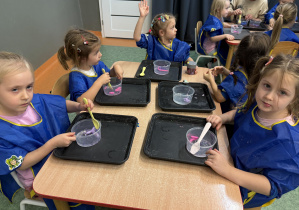 dzieci podczas warsztatów sensorycznych EKSPERCI SLIME