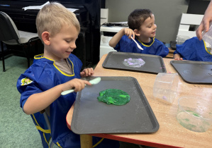 dzieci podczas warsztatów sensorycznych EKSPERCI SLIME