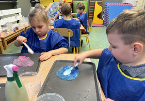 dzieci podczas warsztatów sensorycznych EKSPERCI SLIME