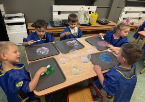 dzieci podczas warsztatów sensorycznych EKSPERCI SLIME