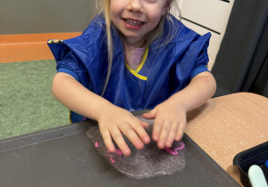 dzieci podczas warsztatów sensorycznych EKSPERCI SLIME