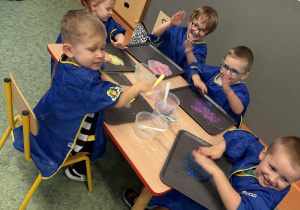 dzieci podczas warsztatów sensorycznych EKSPERCI SLIME