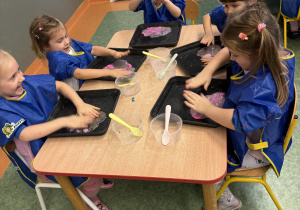 dzieci podczas warsztatów sensorycznych EKSPERCI SLIME