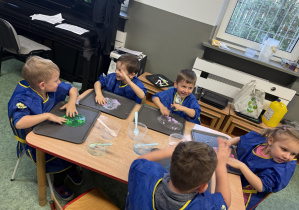 dzieci podczas warsztatów sensorycznych EKSPERCI SLIME