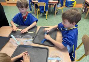 dzieci podczas warsztatów sensorycznych EKSPERCI SLIME