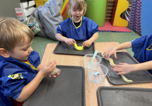 dzieci podczas warsztatów sensorycznych EKSPERCI SLIME