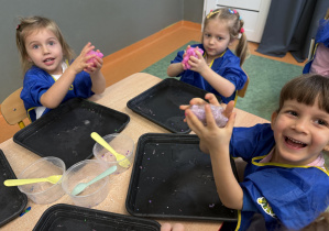 dzieci podczas warsztatów sensorycznych EKSPERCI SLIME