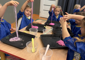 dzieci podczas warsztatów sensorycznych EKSPERCI SLIME