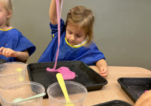 dzieci podczas warsztatów sensorycznych EKSPERCI SLIME
