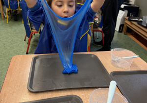 dzieci podczas warsztatów sensorycznych EKSPERCI SLIME