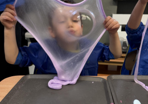dzieci podczas warsztatów sensorycznych EKSPERCI SLIME