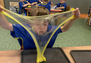 dzieci podczas warsztatów sensorycznych EKSPERCI SLIME