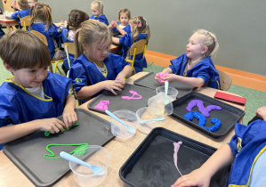 dzieci podczas warsztatów sensorycznych EKSPERCI SLIME