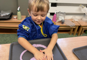 dzieci podczas warsztatów sensorycznych EKSPERCI SLIME