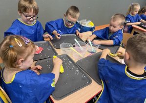 dzieci podczas warsztatów sensorycznych EKSPERCI SLIME