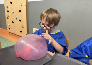 dzieci podczas warsztatów sensorycznych EKSPERCI SLIME