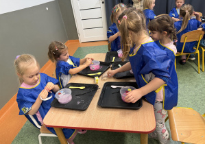 dzieci podczas warsztatów sensorycznych EKSPERCI SLIME