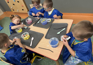 dzieci podczas warsztatów sensorycznych EKSPERCI SLIME