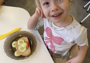 dzieci przygotowują "misiowe" kanapki