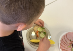 dzieci przygotowują "misiowe" kanapki